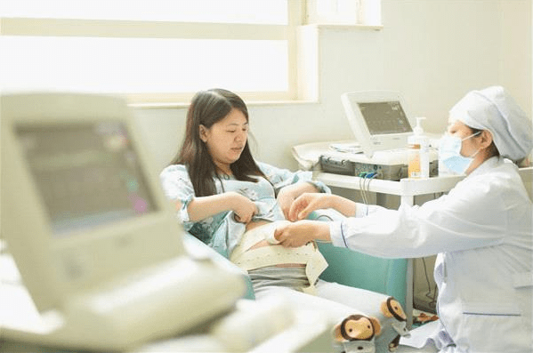 社会|小学语文封面“二胎变三胎”？潜移默化鼓励生育？人教社回应来了