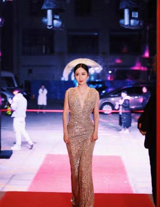 金色 陆毅一家3口造型不错，尤其是鲍蕾穿金色礼服裙，优雅大气又时尚