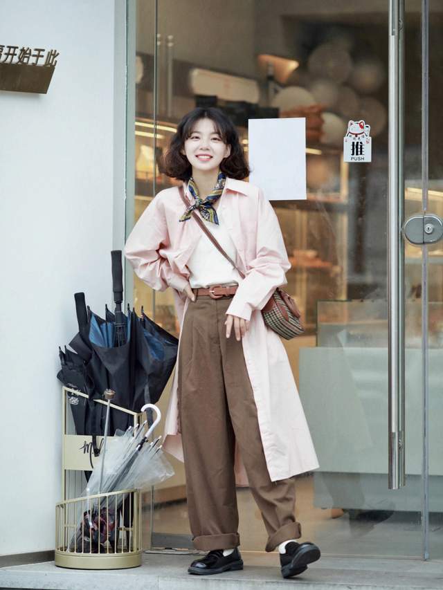 毛衣 小个子女生秋天怎么穿？咖啡色毛衣+深色牛仔裤，上身复古又时髦