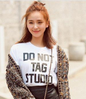 棕色 清新有活力的半扎发,半扎起的丸子头清爽干净,十分的甜美迷人