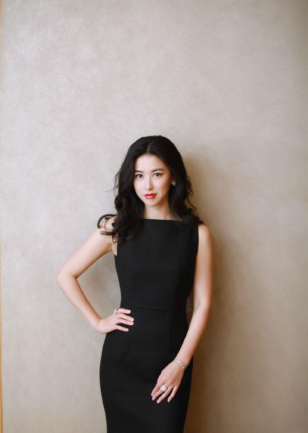 服装 怀孕的朱珠仍时髦,挺孕肚拍时尚大片女人味十足,双腿纤细真难得