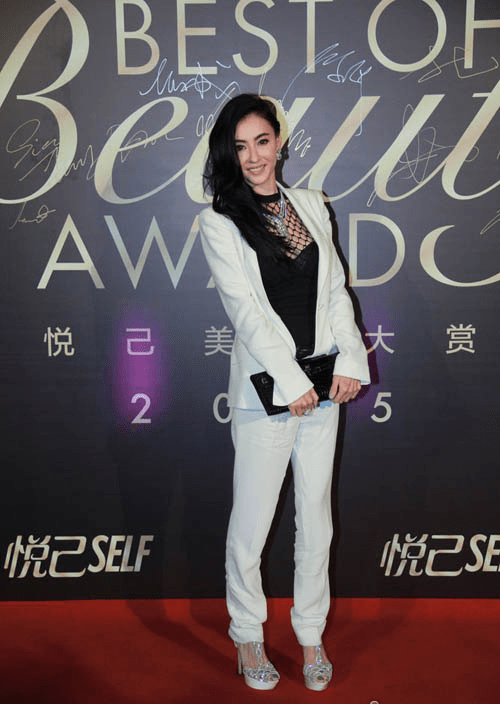 整体 张柏芝的衣服真是又紧又透，就算看着很保守，但却挺显身材的