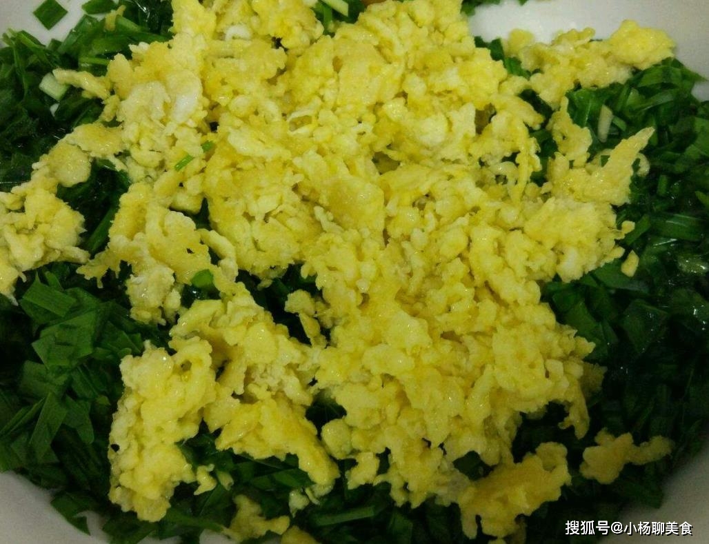 盒子|韭菜盒子这样做，不和面不揉面，早起5分钟全家早餐都搞定