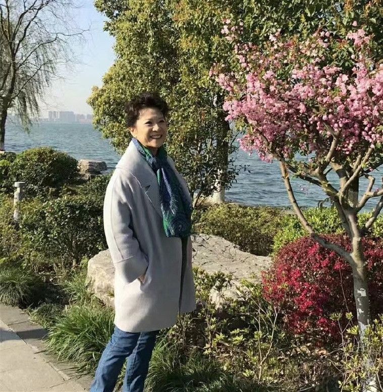 乡村挺乡村大妈的衣服，被王馥荔穿的像个贵妇一样，74岁还这么漂亮！