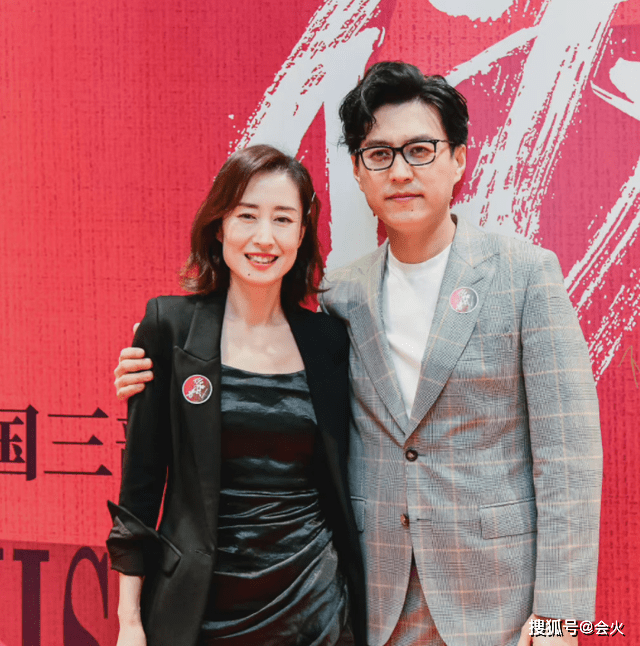 观众45岁刘敏涛深夜开工被拍，皮肤白皙腰肢纤细，与工作人员开心热聊