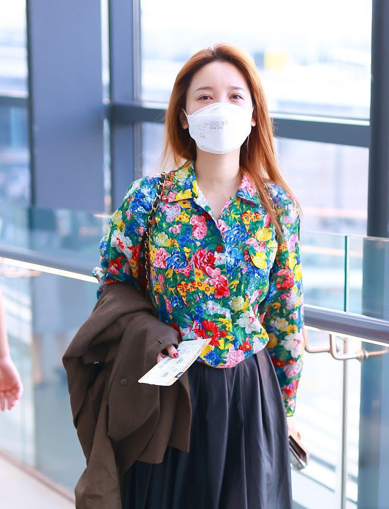 图案 金莎真的太大胆了，素颜出门还穿这么土，审美不太好