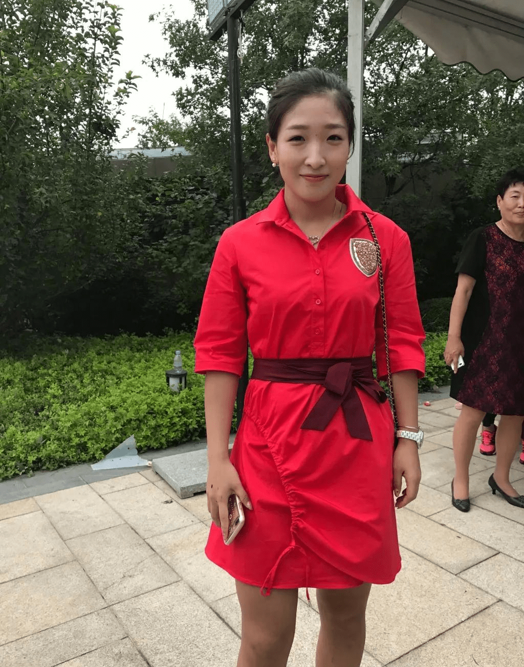 颜色 刘诗雯偷吃东西时还挺可爱的，就算穿着运动装，也很有抢镜感