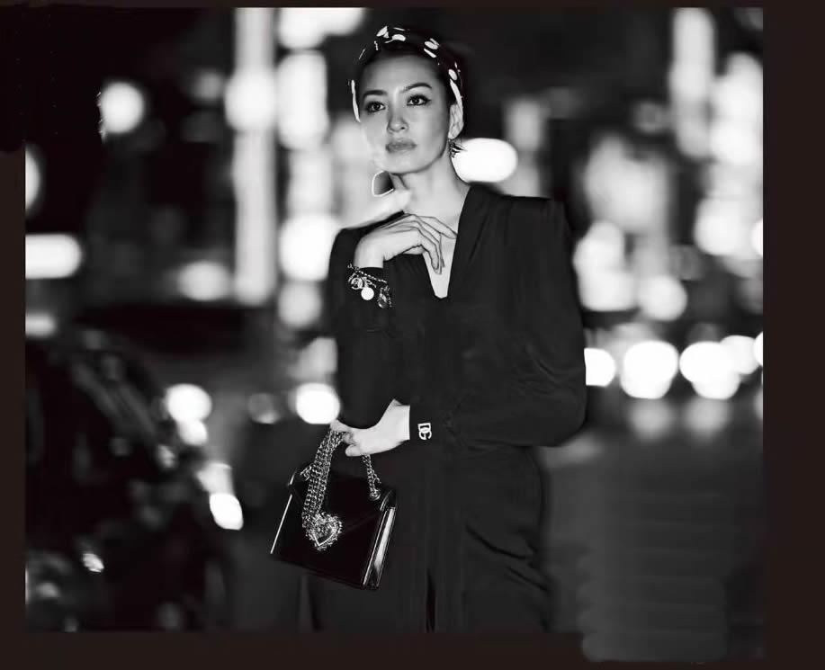 曲线 穿对黑色，我有一套！大女人风的“黑色穿搭”大赏，40+女人必学