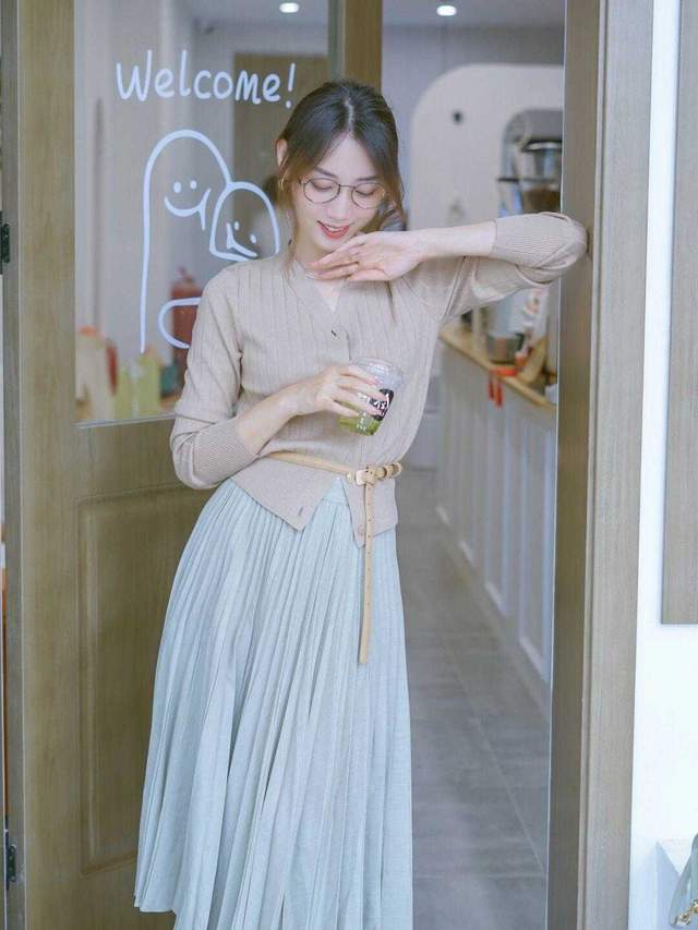 显得 秋天，针织衫上身显得超级温柔，适合30岁+的女生，气质又迷人