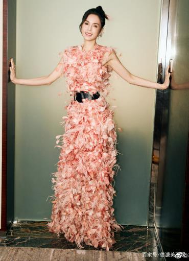 胡杏儿 大湾区中秋晚会：温碧霞露肩妩媚，赵丽颖又仙又欲，舒淇惊艳全场