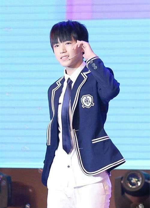 斯文 王俊凯穿过很多款校服,他穿蓝白校服可爱吗?