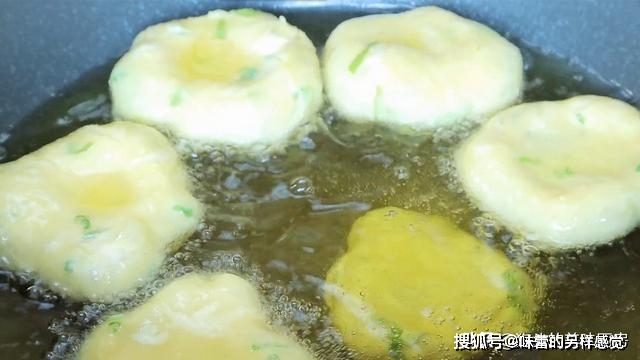 葱花|早餐不用出去买,一碗面粉加2鸡蛋,营养丰富味道好,2分钟出锅