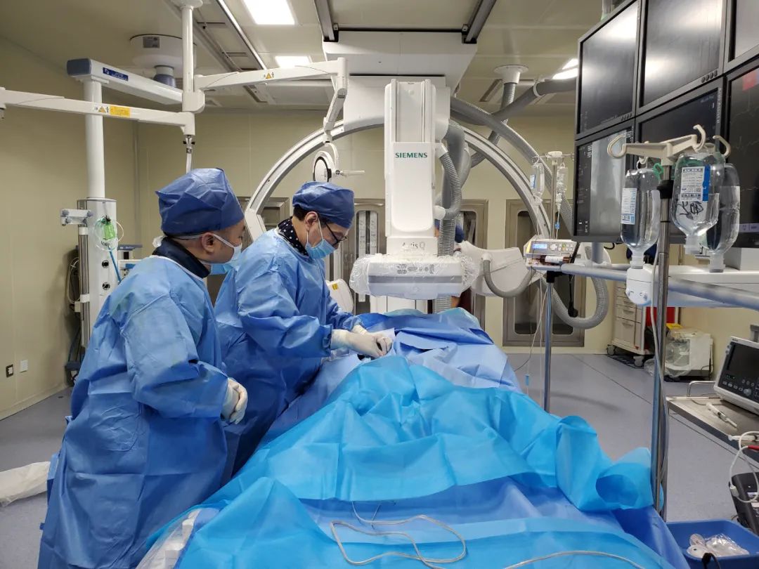 首例|小体积大能量 ▏市三院心血管内科成功完成首例无导线起搏器植入手术