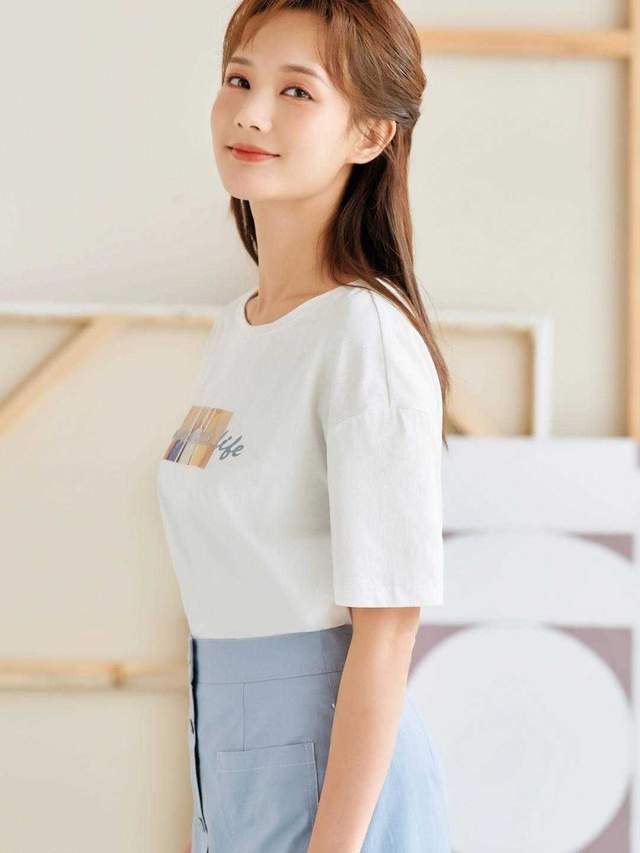 卫衣 如何穿出青春的少女感?配对颜色很重要,让你显得高级又上档次