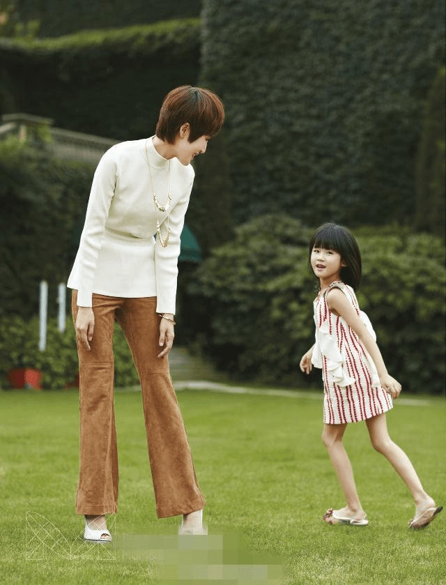 发型|鲍蕾是靠头发“增高”吗,弄着男人发型,穿着女人衣服一点不违和