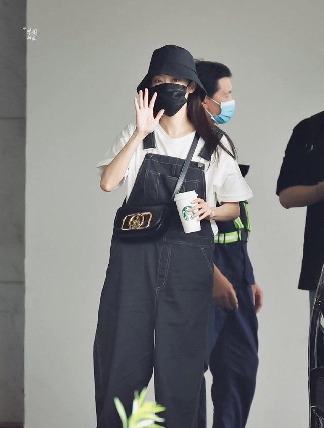 衣架子 张小斐不愧是个衣架子，T恤搭配背带裤都时髦洋气，怪不得能红