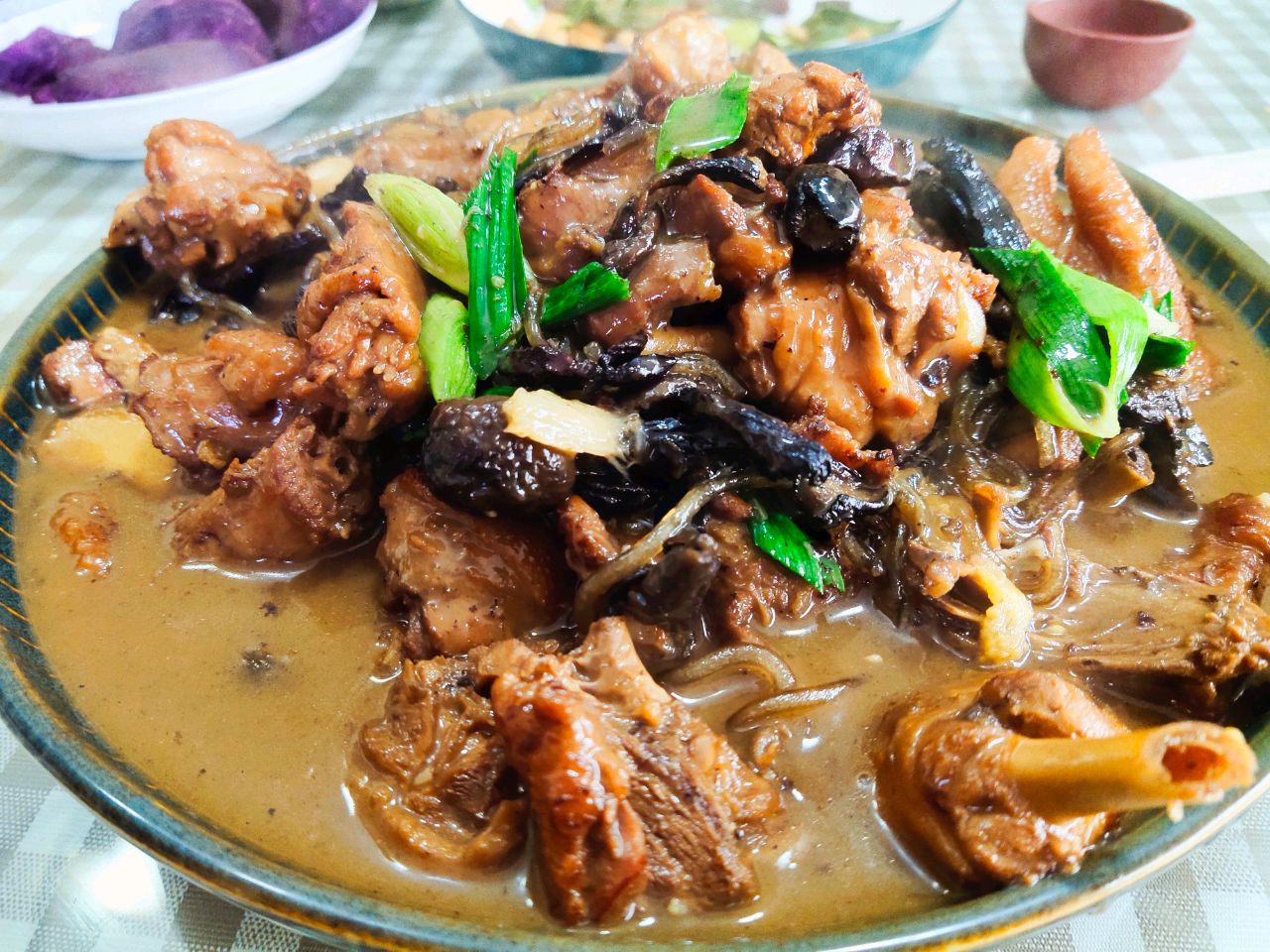 东北有一道名菜,名为小鸡炖蘑菇,小鸡需要正宗的东北农村溜达鸡,整日