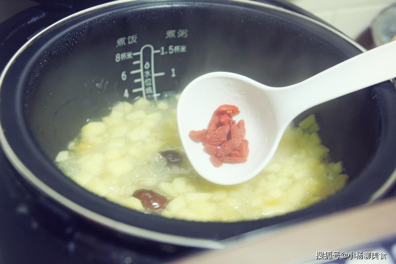 银耳熬多久才能熬出胶 316ce96d679f47db8c2e18af449441da.jpeg
