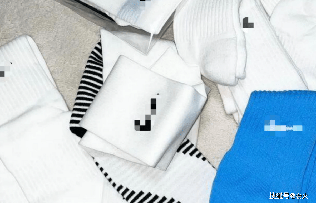 大包泫雅剪上万名牌包作衣服，大包仅留两块小布片，曾用袜子改成衣服