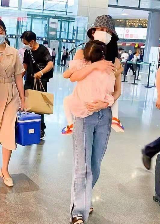 双手 颖儿带娃走机场，双手抱娃秒变女超人，3岁女儿扎小啾啾大头抢镜