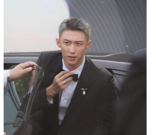 硬汉 黄景瑜生图好帅气，染了头发果然气场不一样，宛如小说里的霸总！