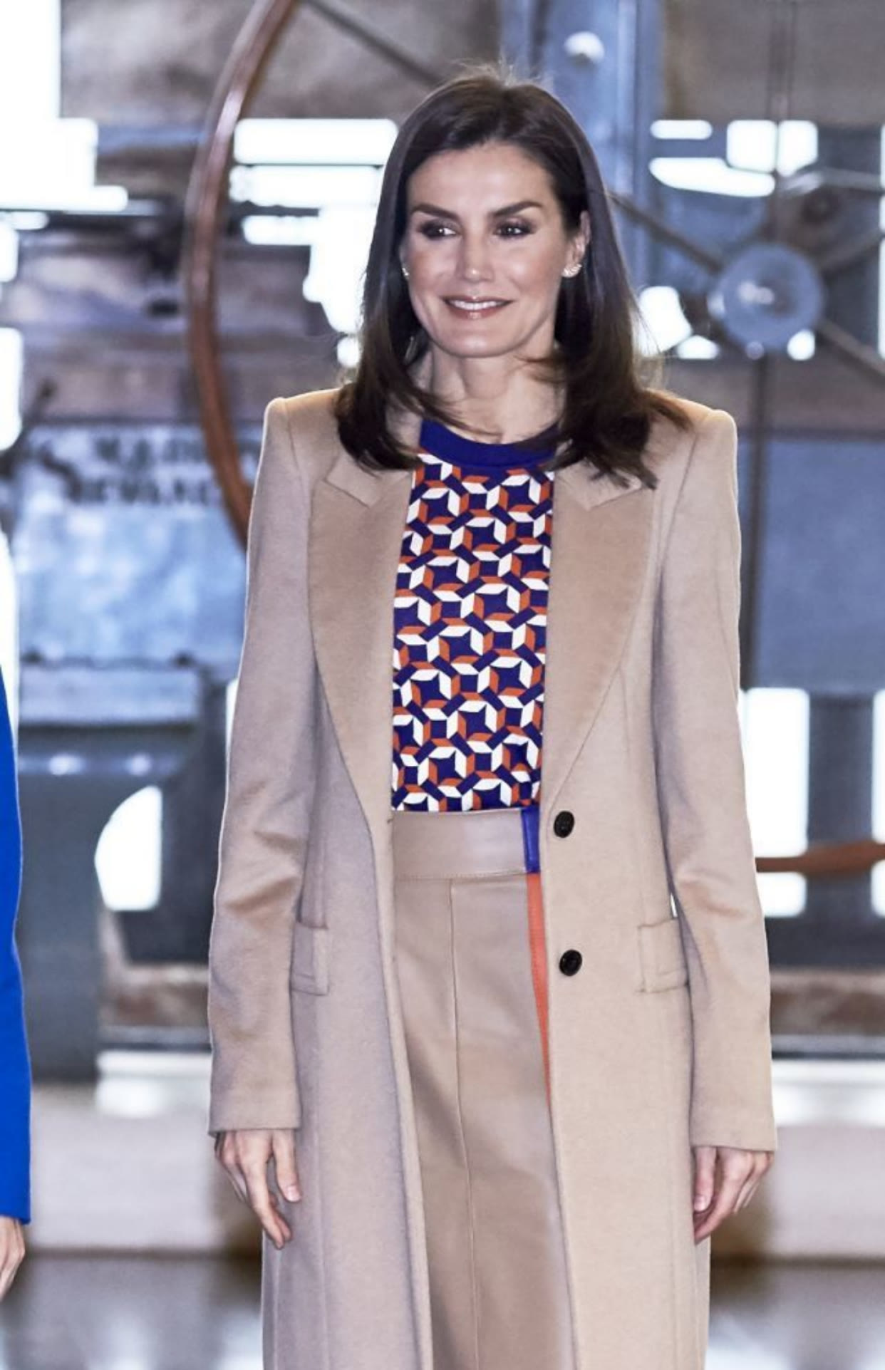 颜色 50+女人秋天少穿黑白灰，学西班牙王后穿这几种色，美成人群焦点