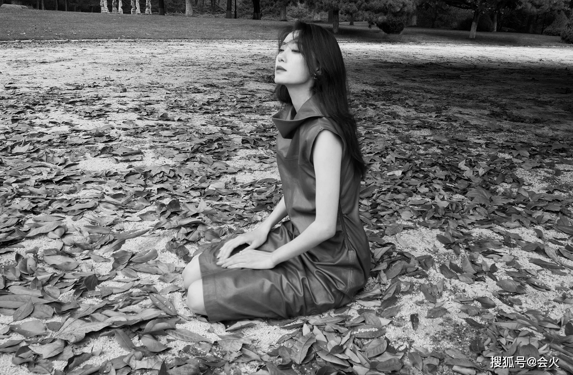 李焕英35岁张小斐湖边拍大片！穿高跟皮靴秀超长美腿，双腿盘坐在沙土上