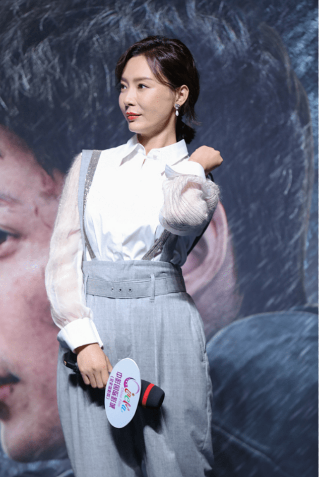 样子 陈数到底是怎么保养的，都44岁了也不显老，穿宽松裤既精致又显嫩