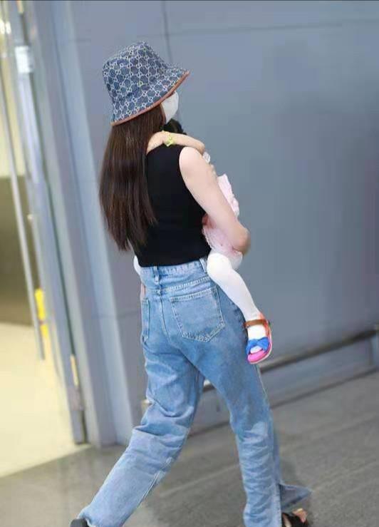 双手 颖儿带娃走机场，双手抱娃秒变女超人，3岁女儿扎小啾啾大头抢镜