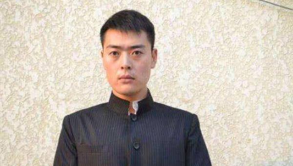 还记得《亮剑》里的魏和尚吗?曾因拍戏炸瞎双眼,如今过成这样_张桐