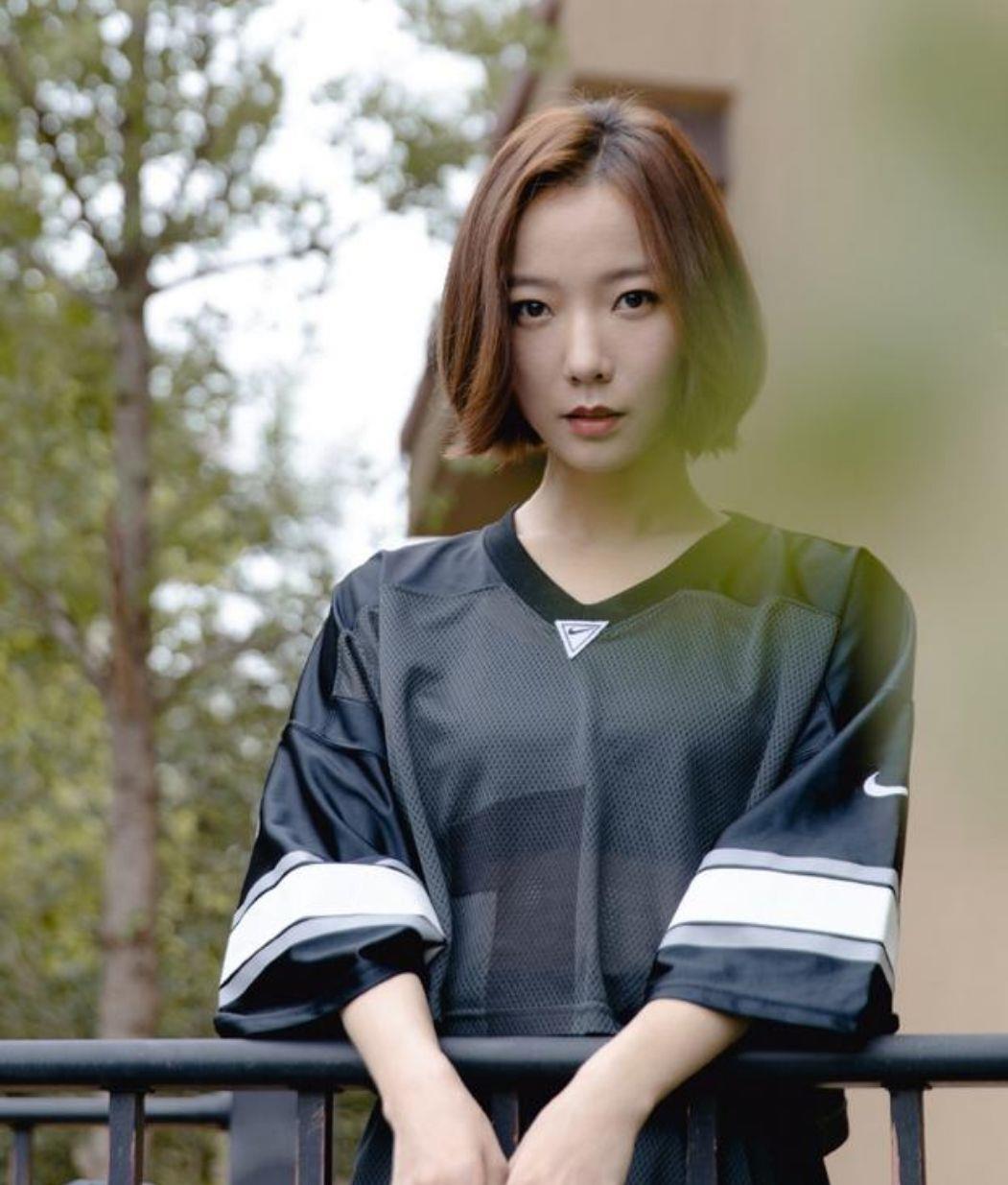 马拉松 37岁王珞丹还挺大胆，穿镂空运动服跑马拉松，比旁边小姑娘还抢镜