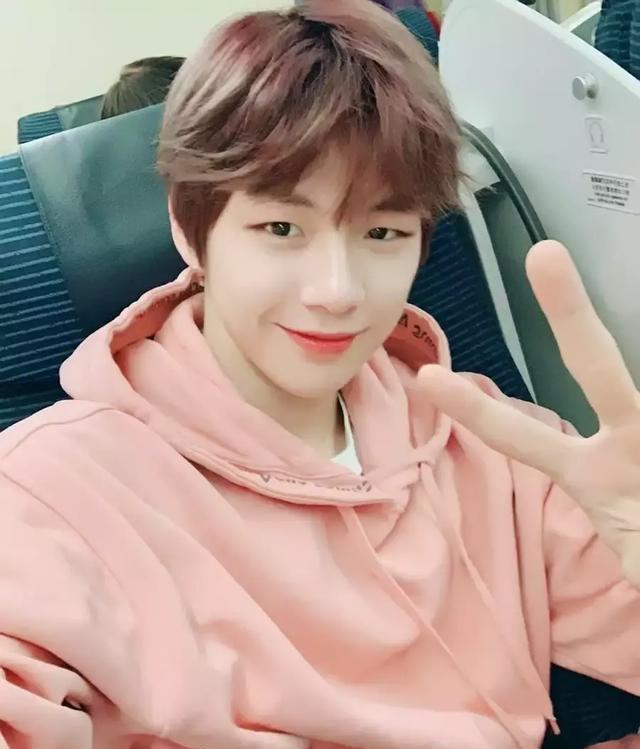 偶像 韩网盘点“最适合粉色服装”的男偶像，大家会立刻想到谁呢？