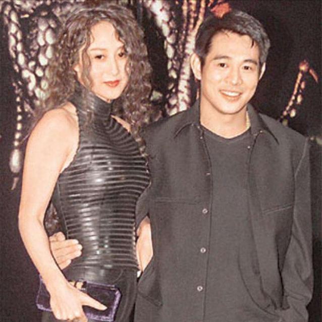 黑色 李连杰妻子奔六年纪风韵不减，一身黑也难掩曲线美，天生美挡不住