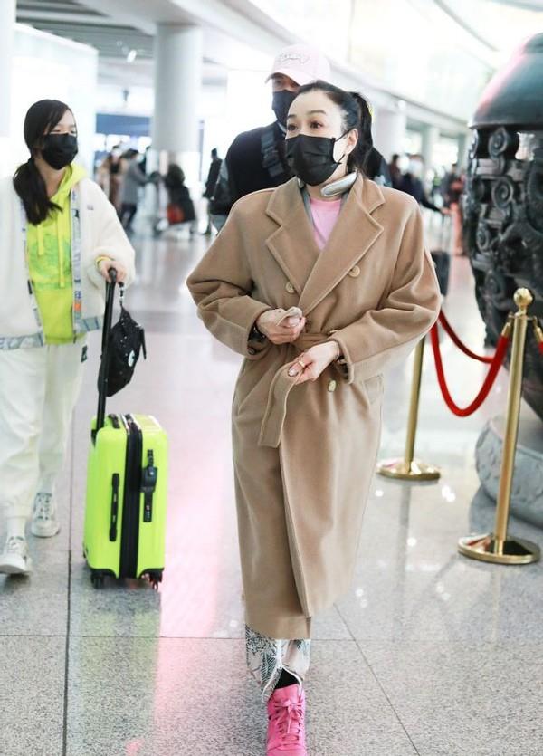 身材 钟丽缇真不显老，驼色大衣配印花裤，50岁穿得比女儿还要潮