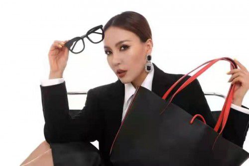 职场 谢鲁星丹为魔介2021款托特包拍摄广告大片