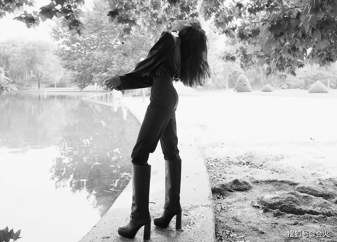 李焕英35岁张小斐湖边拍大片！穿高跟皮靴秀超长美腿，双腿盘坐在沙土上