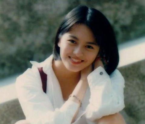 生活|梁咏琪晒女儿弹钢琴视频，自弹自唱实力很强，侧颜出镜五官优越