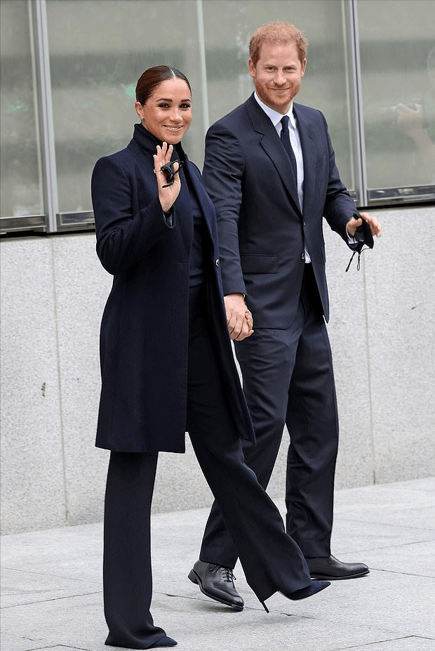 MaxMara 梅根重回高光时刻！换成驼色大衣好高贵，27度的天气穿冬装遭嘲笑