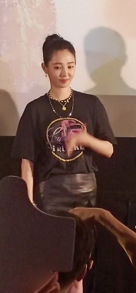 颜色 在街头拍到白百何,这才是现实中的妇女样,130斤身型胖的真实!