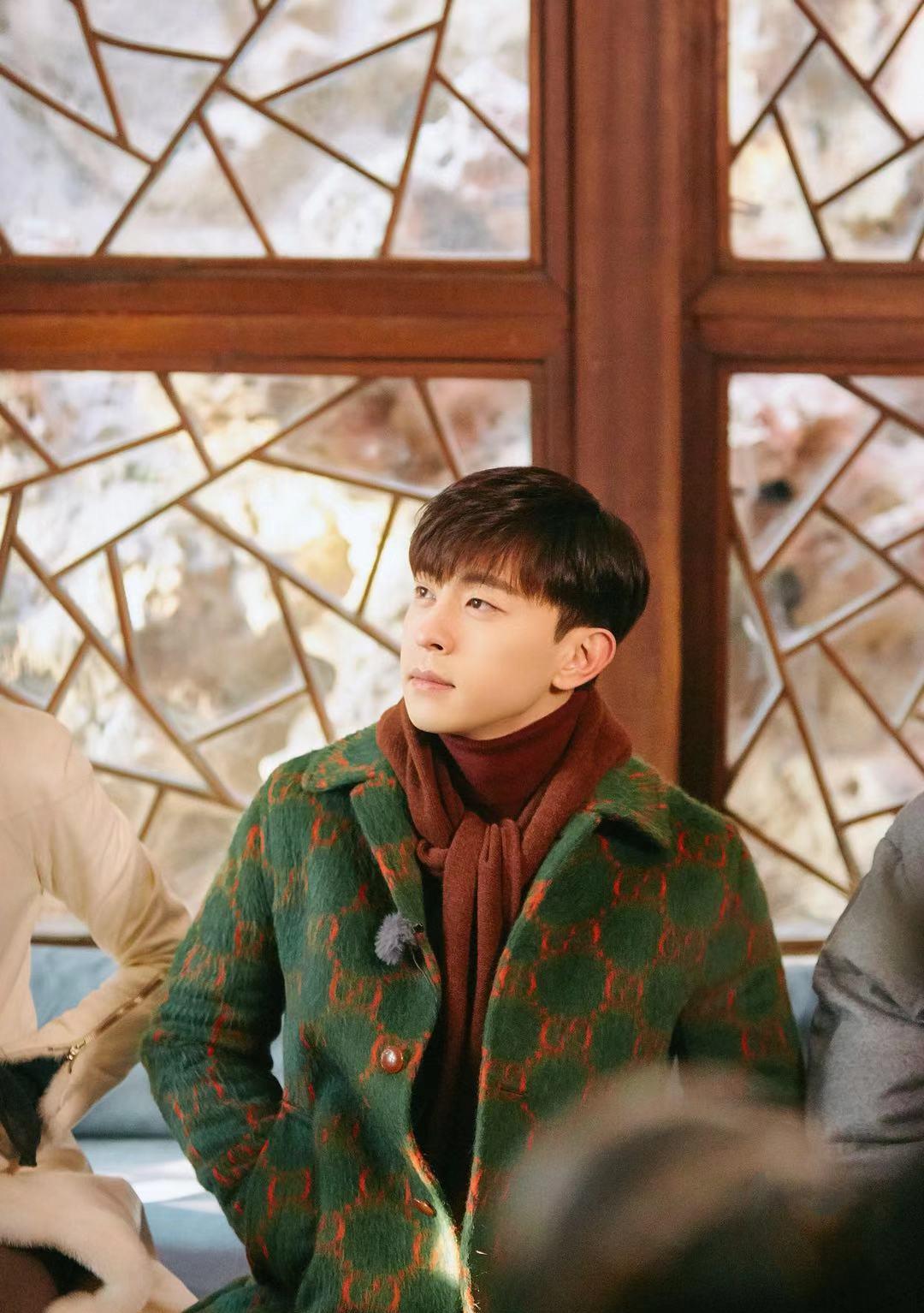 邓伦 邓伦大衣穿出新花样！红配绿不仅不难看，穿上之后帅气十足