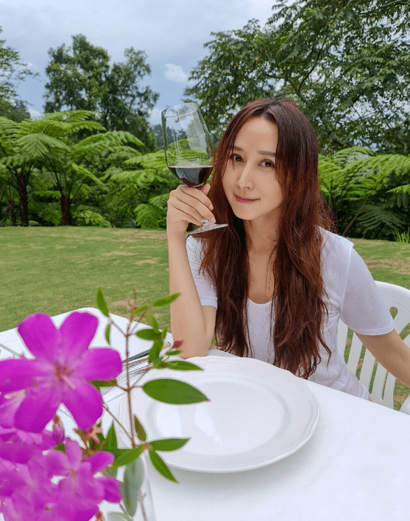 显得 胡静原装五官就是美!穿白T恤配橘色长裙,未施粉黛依旧女神范