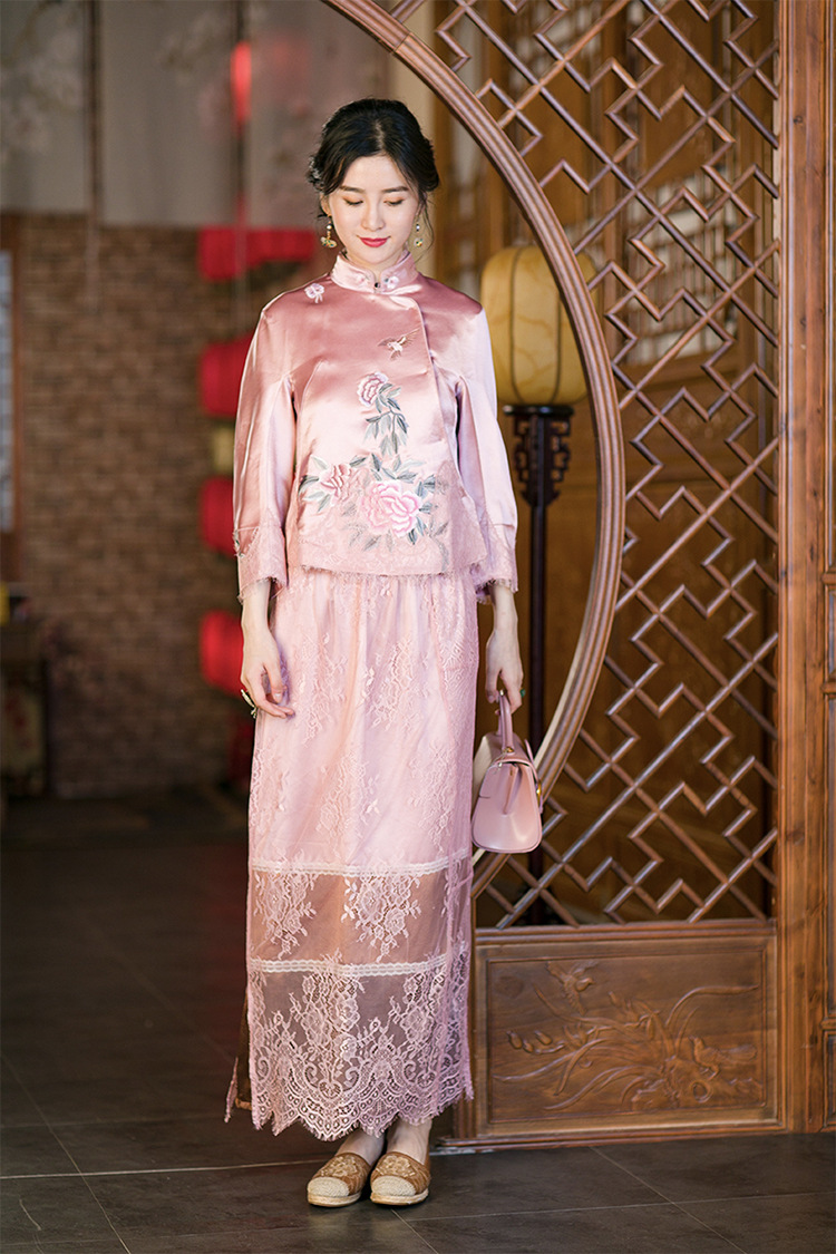 谭卓好出彩穿唐装复古唯美轻松演绎奢华古典之美