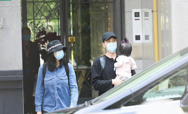 黑色 40岁高圆圆产后身材难恢复！穿牛仔衣太显水桶腰，女神惨变路人