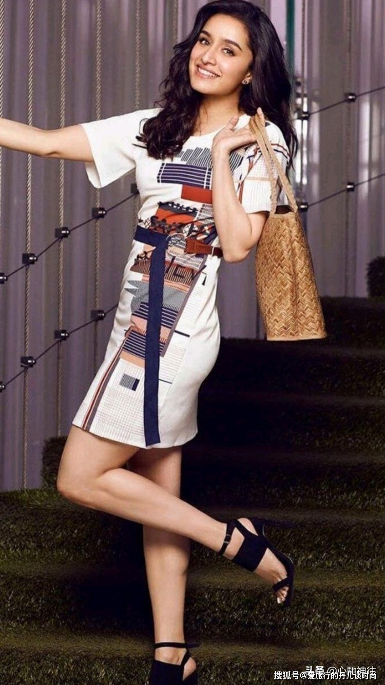 蓝色 印度美女明星：帕塔尼小姐姐的时尚穿搭，与生俱来的气质 美爆了