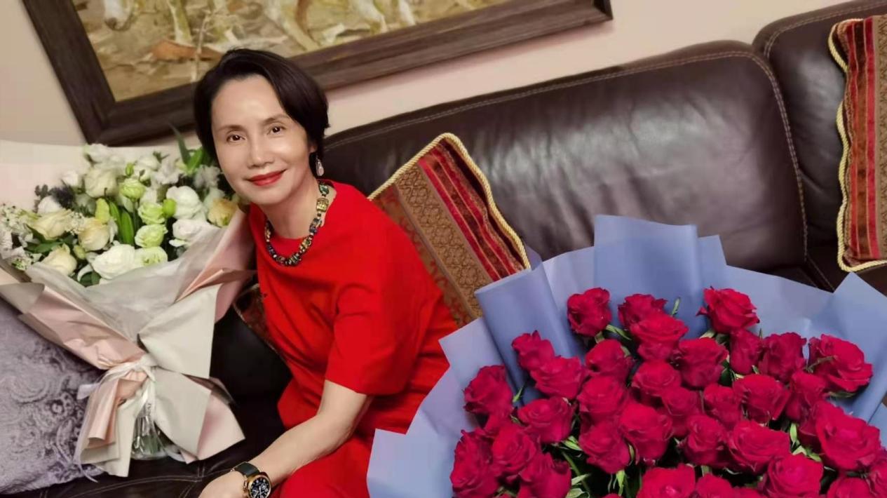 生活 央视主持徐俐退休好惬意，穿卫衣农村自拍似女星，头戴黄花颜值高