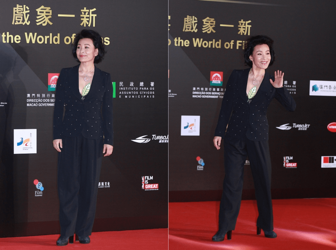 黑色 陈冲的魅力丝毫不减，穿黑外套配花裙不显老，“姨太太”头好吸睛