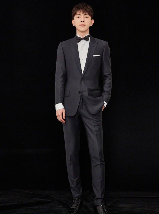 一身 邓伦着一身西装现身活动,新剧饰演北宋中医,女主不再是杨紫!