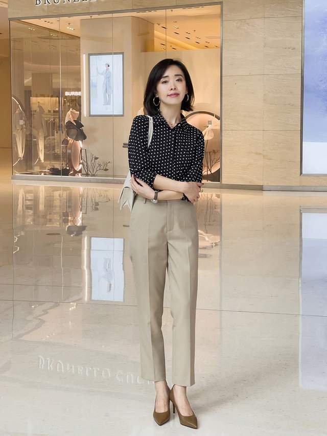 显得 “上班”穿什么衬衫好看？波点衬衫、蓝色衬衫搭配指南，高级洋气