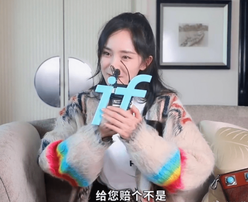 活动杨幂线下活动生图公开，大长腿优越气质佳，自嘲不是“好北京人”