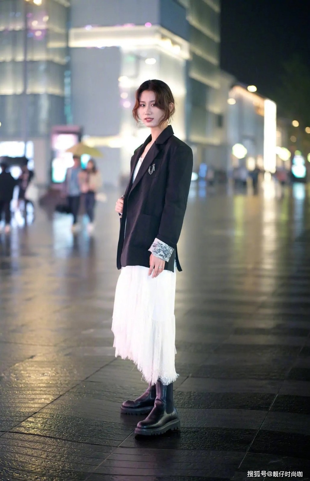 黑色 中短靴搭配什么裙子好看？这5种穿搭方式，让你美出新高度